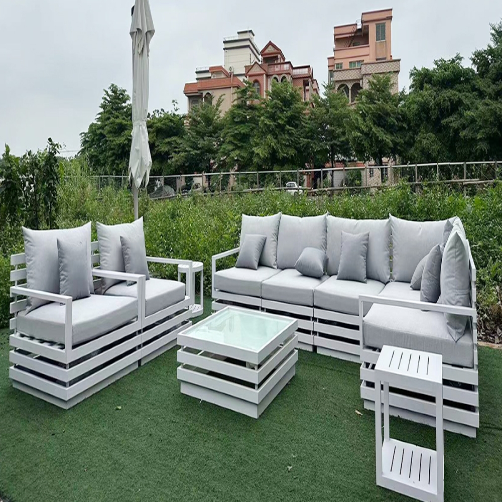 Elevate Outdoor Spaces: The Commercial Outdoor Daybed Sofa Guide