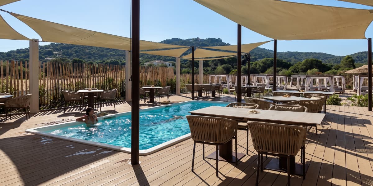 pool-terrace-outdoor-dining-set-beach-club-italy pool-terrace-outdoor-dining-set-beach-club-italy